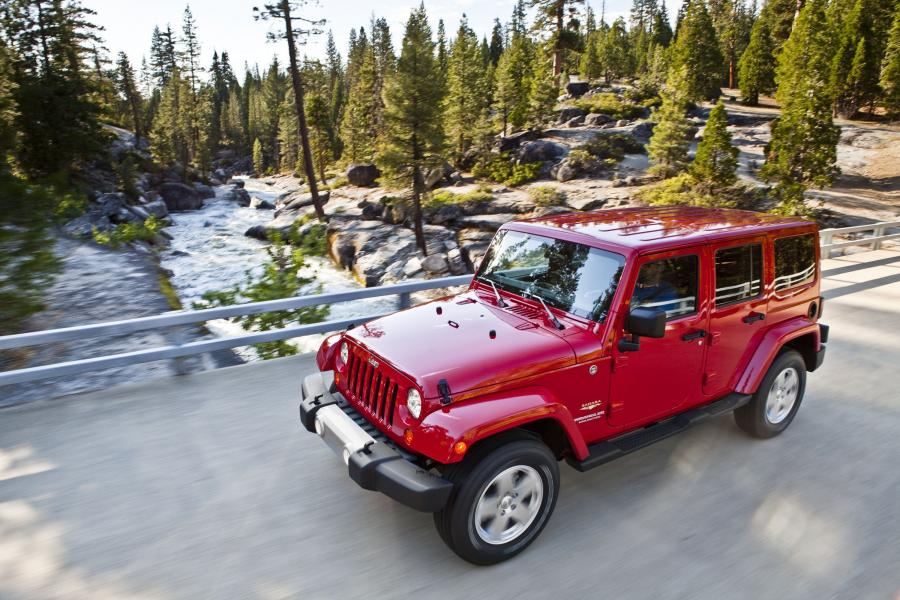  Jeep Wrangler Unlimited Sahara 2012 года  (фото 12 из 15)